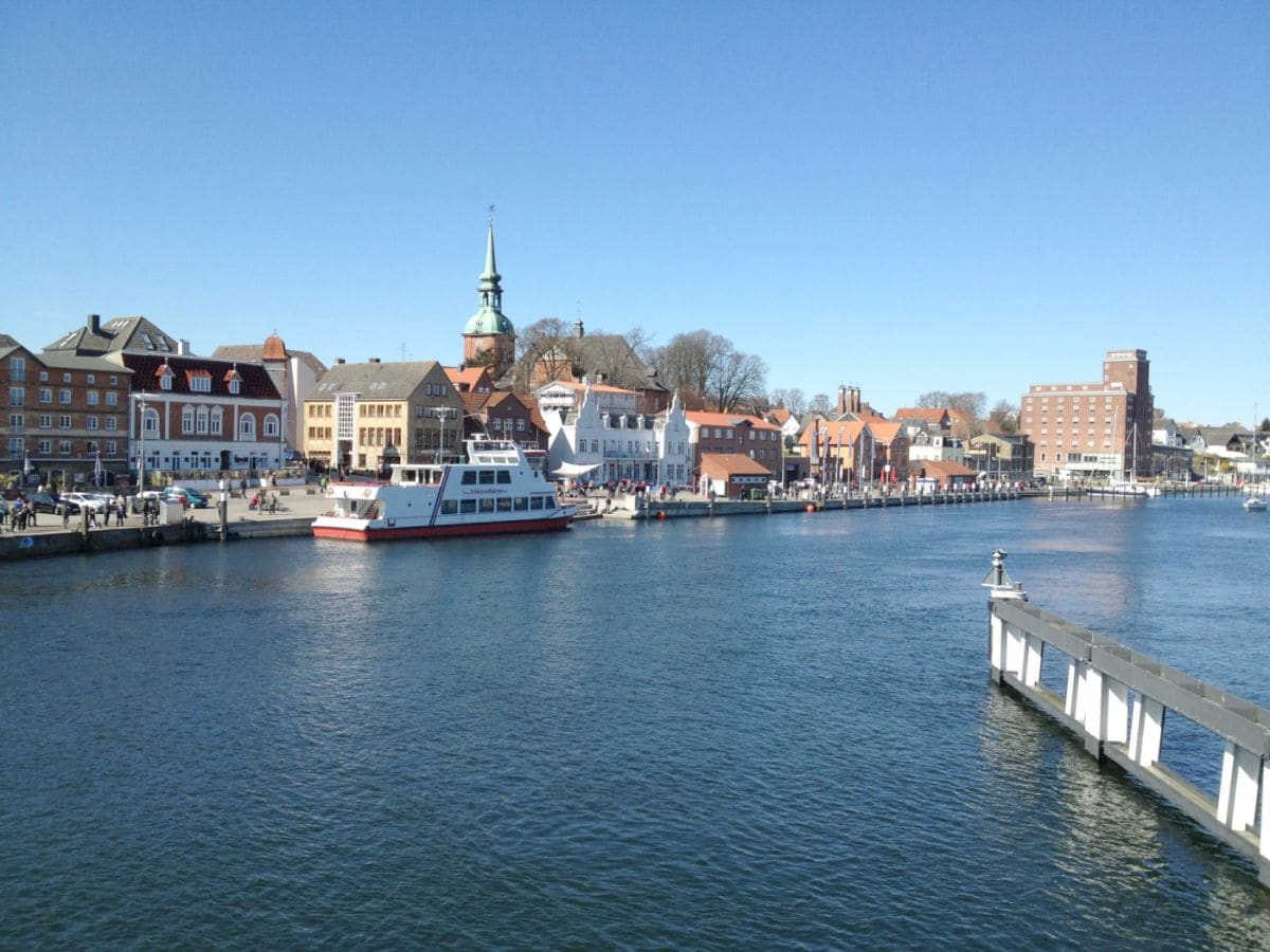 Blick auf die Hafenpromenade