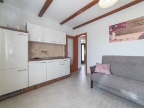 Ferienhaus Serene Retreat Holiday Home with Pool - Two Bedroom Holiday Home - Kaštel Sućurac - image1