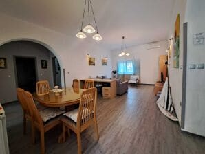 Spacious Urban Retreat Apartment with Terrace - Two Bedroom Apartment with Terrace - Karigador - image1