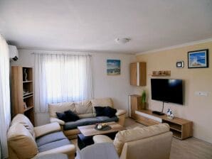 Ferienhaus Holiday Home Mumy - Four Bedroom Holiday Home with Pool - Žestilac - image1