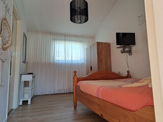 Schlafzimmer 1 mit TV