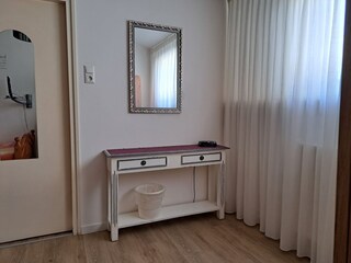 Schlafzimmer 1 mit Kommode/Spiegel