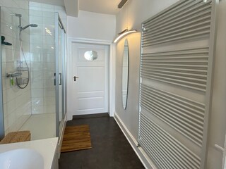 Badezimmer Blick zur Schlafzimmertür