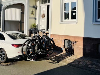 Gäste mit Fahrradanhänger