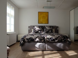 2. Schlafzimmer mit Doppelbett 1,80 x 2 m