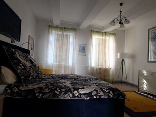 1. Schlafzimmer_Blick zum Fenster