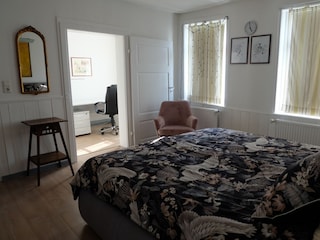 2. Schlafzimmer mit Blick ins Arbeitszimmer
