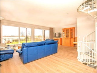 Wohnzimmer mit Wasserblick