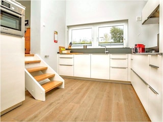 moderne Einbauküche mit allem Komfort