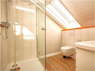 moderne Badezimmer mit ebenerdiger DU im DG