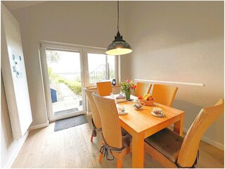 schicker Essbereich für sechs Personen