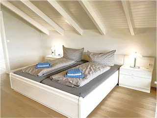 1. Doppelzimmer mit DU-Bad und TV im DG