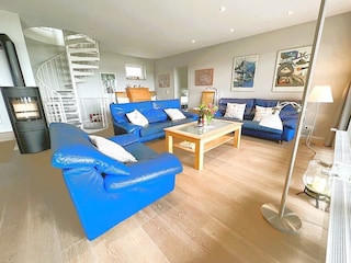 Wohnraum mit Kaminofen und Meerblick