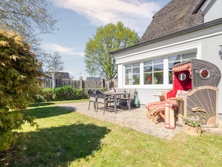 Terrasse mit Gartenmöbeln und Strandkorb