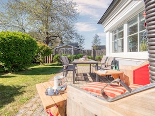 Terrasse mit Gartenmöbel