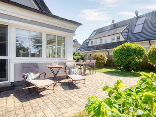 Terrasse mit Gartenmöbeln