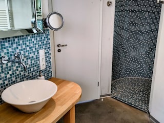 Waschbecken und begehbare Dusche