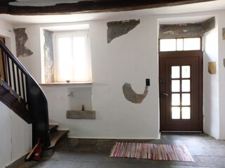 Eingang, Basalt-Fußboden, Fenster in die Vergangenheit