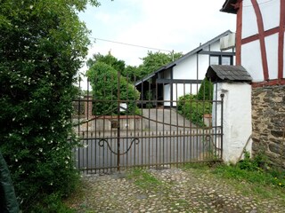 Das Tor zum Hof - hier kommt ihr rein.  130 Jahre alt.