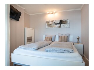 ... mit einem Doppelbett ...