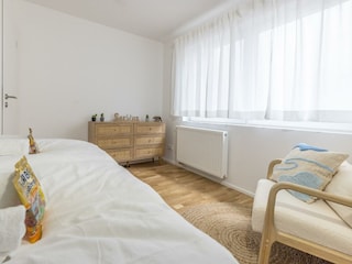 Schlafzimmer mit bequemen King-Size Bockspringbett, Kle