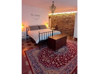 Schlafzimmer mit 2 Fenstern und direktem Zugang zum Bal