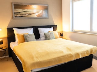 Schlafzimmer mit 2x2 m Bett