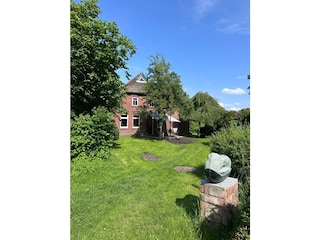 Großer Garten mit Terrasse