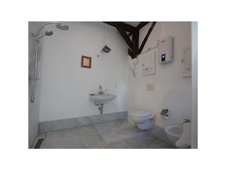 1. Badezimmer mit Waschmaschine