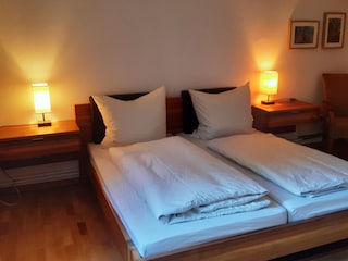 Schlafzimmer 1