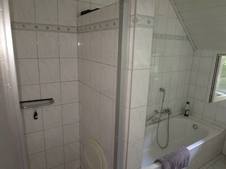 Dusche und Badewanne im Bad 2