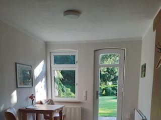 Wohnbereich mit Zugang zum Garten