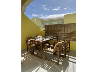 Terrasse mit Essbereich und Sonnenliege