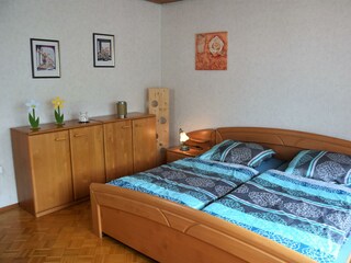 Schlafzimmer 1 in Echtholz