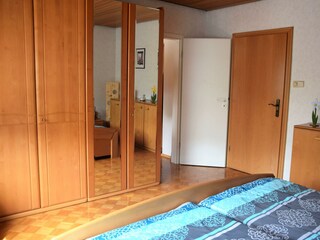 Schlafzimmer 1 großer Schrank