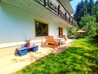 Terasse mit Sitzgelegenheiten in der Fewo Noah