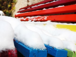 Regenbogenbank im Schnee