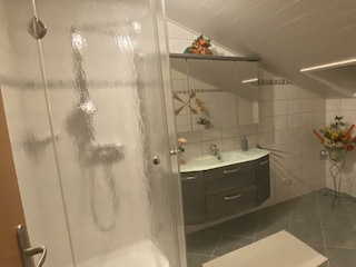 Bad mit Dusche und Bidet-WC Extraraum