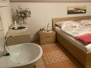 Schlafzimmer mit Waschbecken