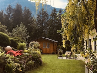 Garten mit Gartenhaus-Grillmöglichkeit
