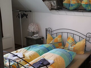Schlafzimmer mit Babybett