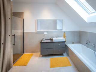 Badezimmer mit Dusche und Badewanne