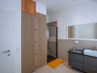 Badezimmer mit Dusche