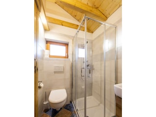 Dusche und WC im Badezimmer