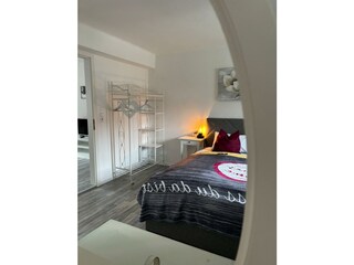 schlafzimmer durch spiegel