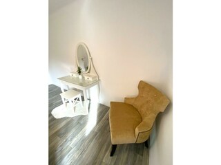 Schminktisch und Stuhl