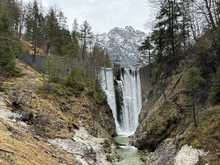 Steyrling - Wasserfall und Blick auf Berge