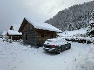 Winteransicht mit Parkplatz