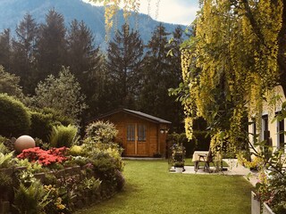 Garten mit Gartenhaus-Grillmöglichkeit