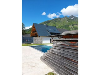 Pool mit Bergblick